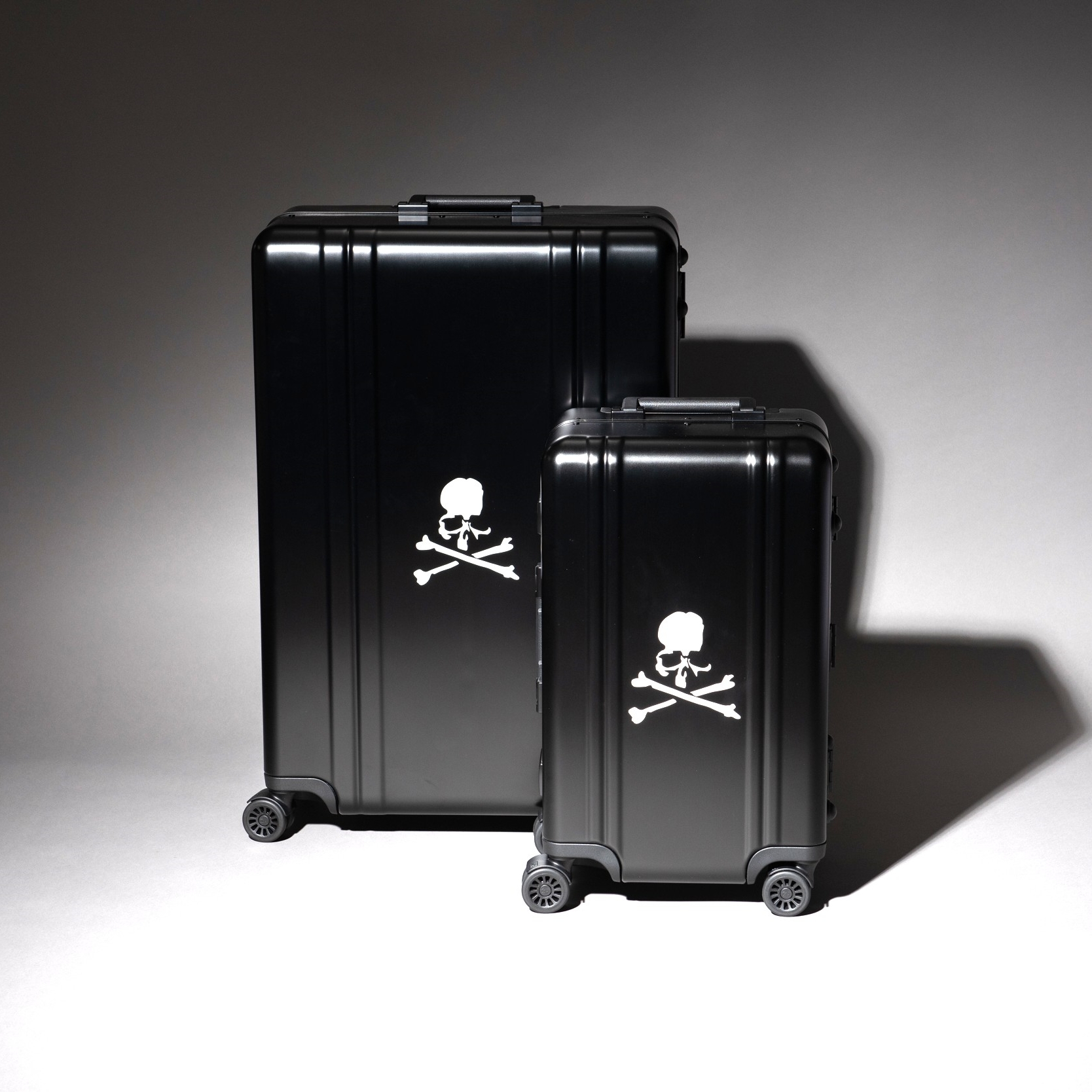 ゼロハリバートン」と「マスターマインド」が贈る漆黒の限定ラゲージ